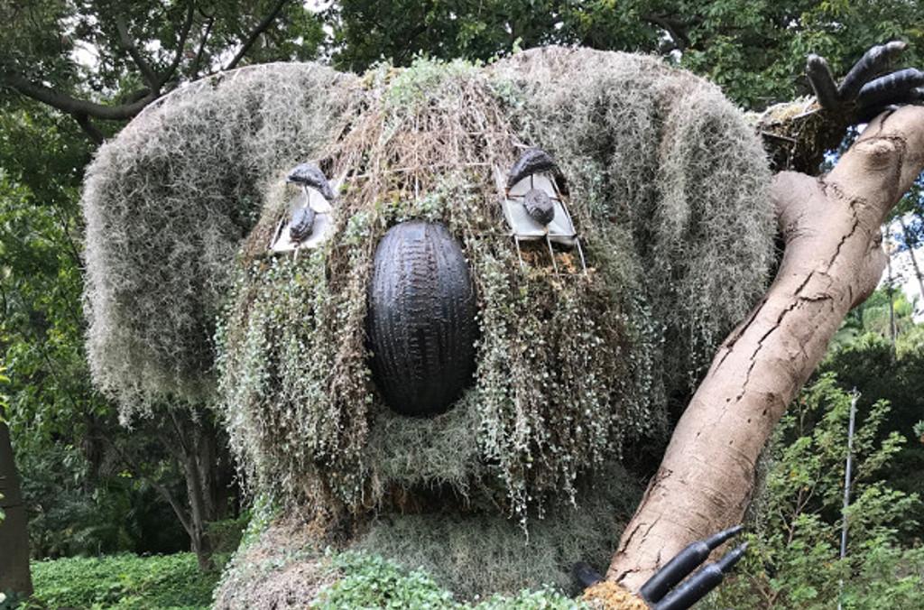 This wire sculpture of a koala