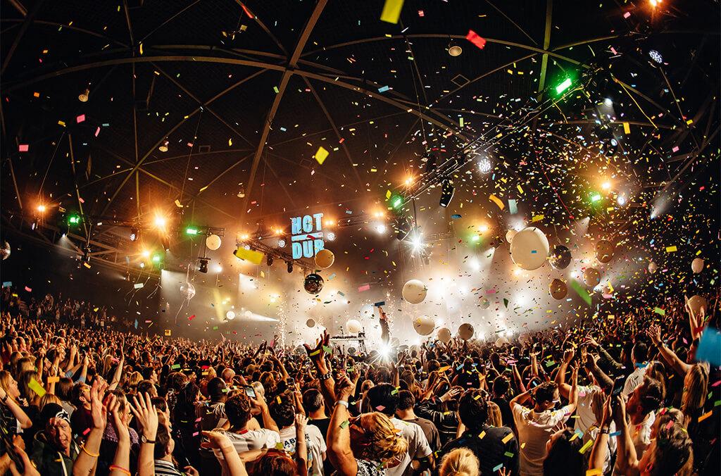 hotdub concert close up shot